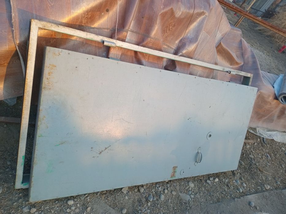 Дверь железная продаётся.