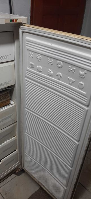 Lada frigorifica verticala