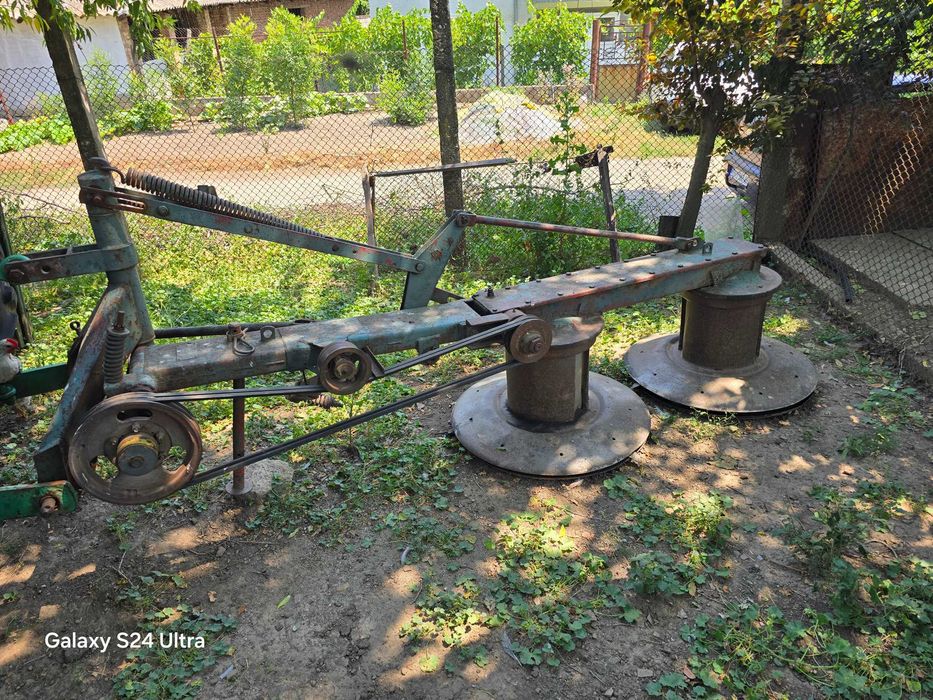Продавам трактор със косачка