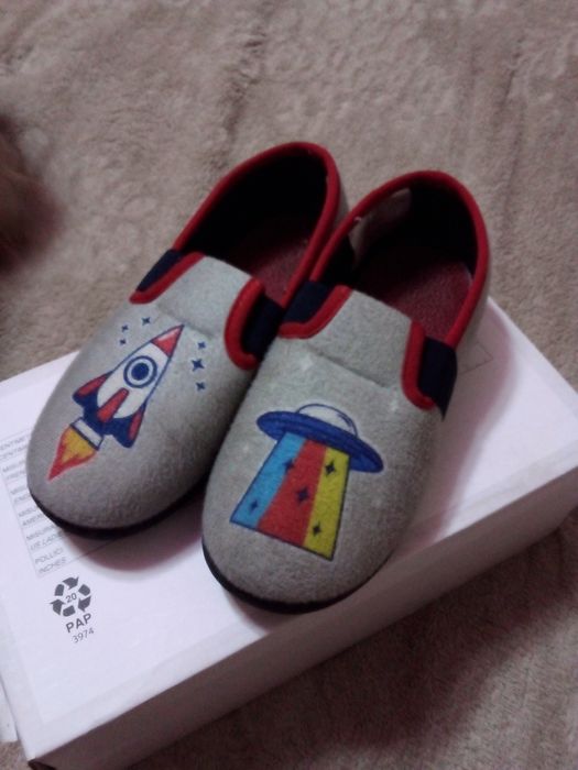 Продам кроссовки на мальчика.