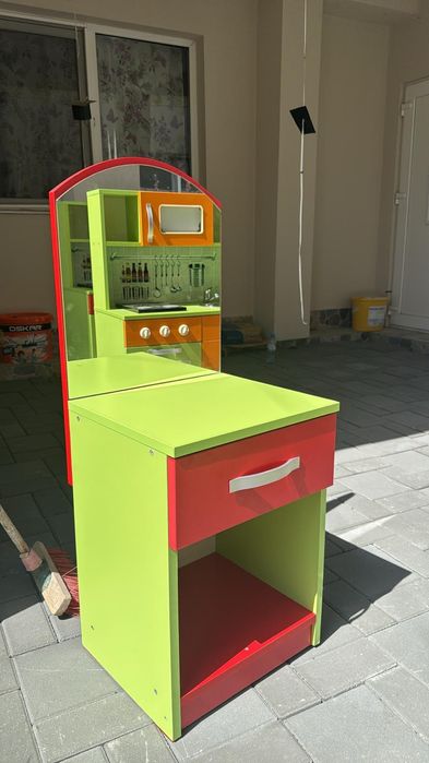 Vând mobilier pentru copii (bucătărie/măsuță pentru make-up/masă)
