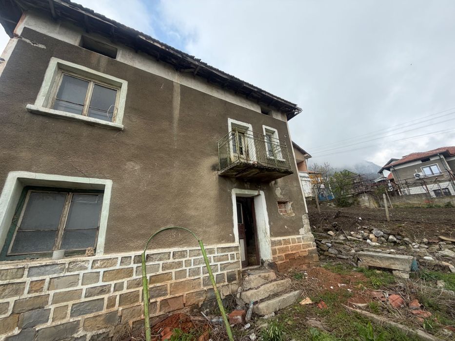 Двуетажна къща в село Челопек . Къщата е на два етажа с по три стаи на етаж , вътрешно стълбище и 700 квадрата двор. За ремонт