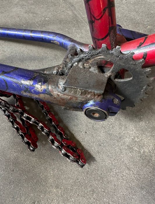 Bicicleta BMX, rosu cu albastru inchis