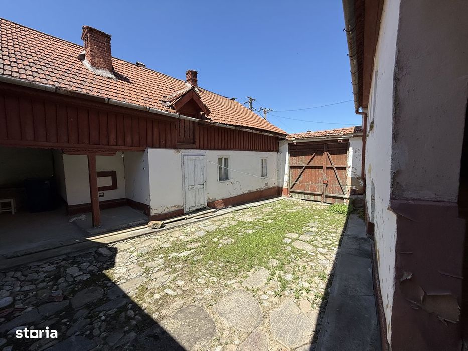 Casă cu curte și anexe în Poiana Sibiului