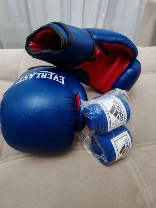 Боксерские перчатки Everlast и бинты