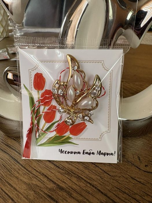 Мартеници брошки