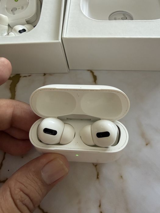 2 Airpods pro и magsafe charging case