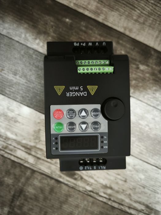 Variator turatie motorVFD 2.2KW 220V Intrare 3X220V iesire