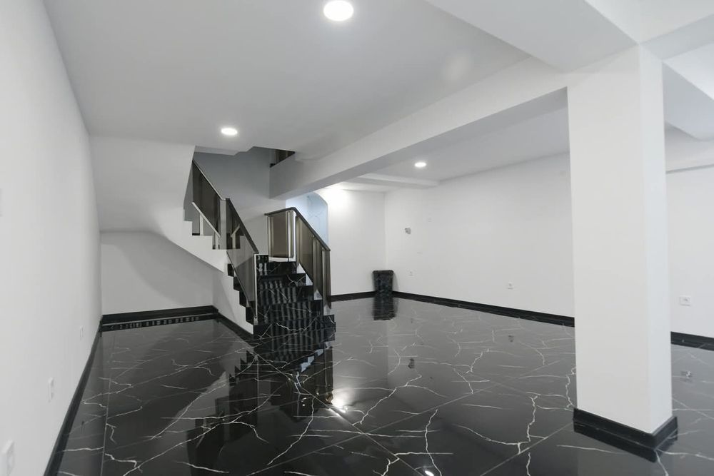 Отдава под наем търговска сграда в идеалния център на града