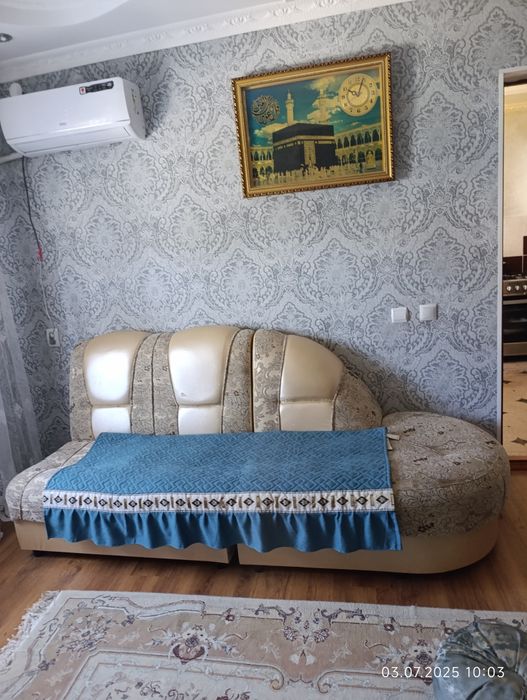 Диван  бежевый угловой