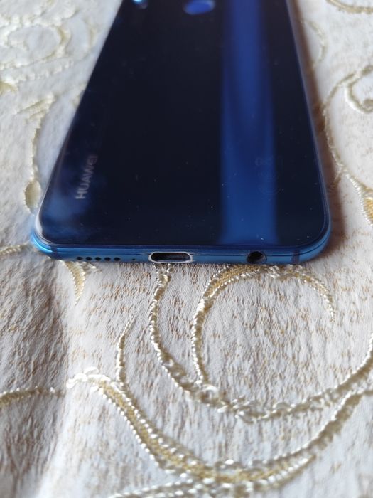 Продавам смартфон Huawei p20lite