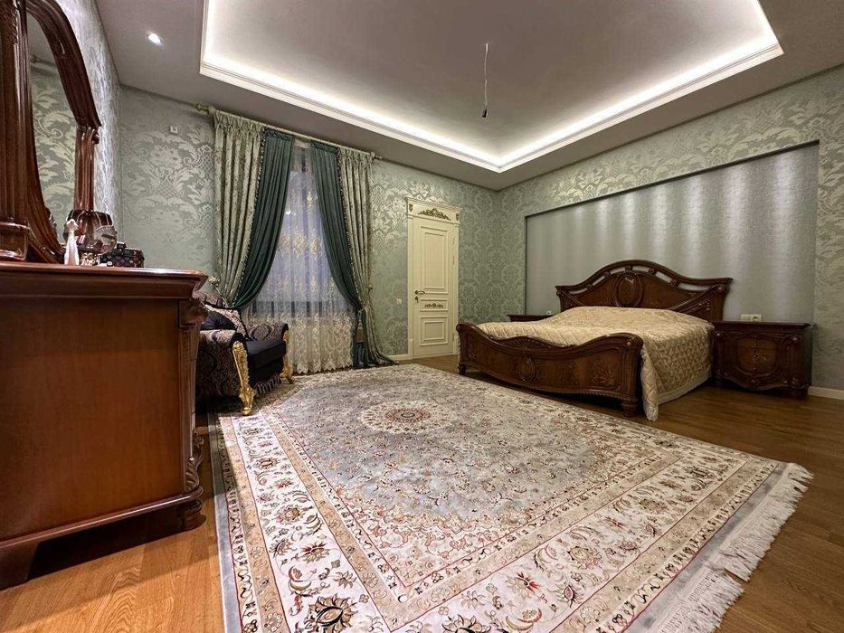 Буйук Ипак Йули ул.Сайрам ,Буз Базар евро дом 3.2 сот.450 кв.м 7 ком