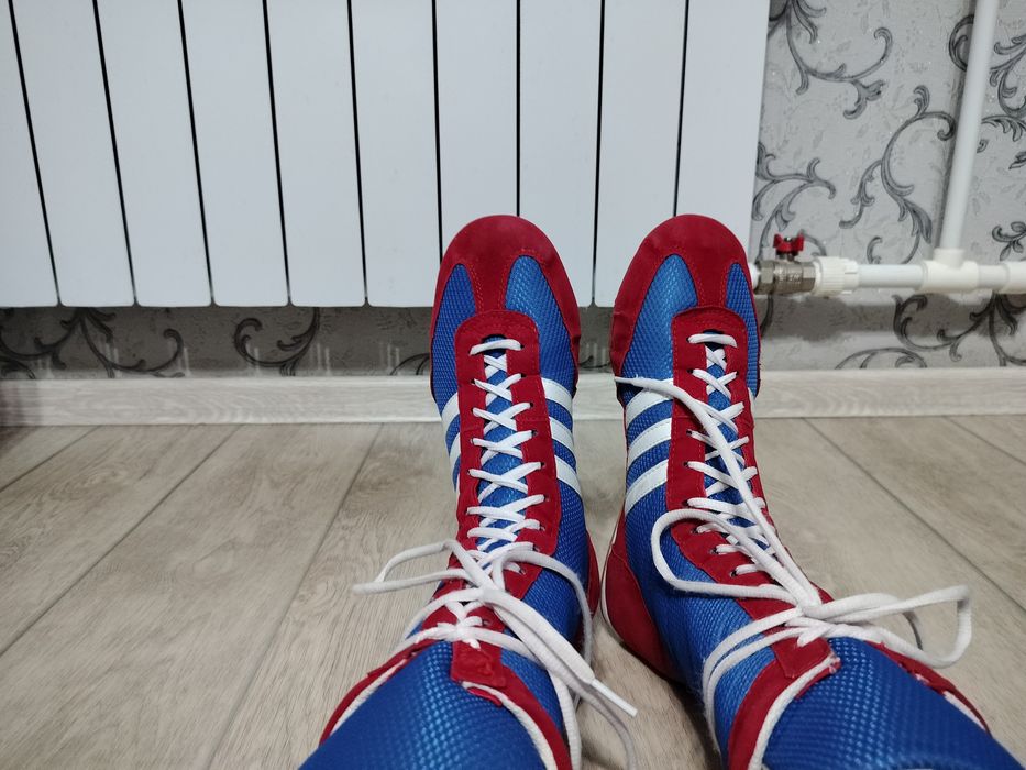 боксерски и боксерские перчатки