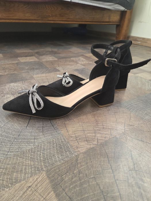 Черни официални обувки на ток