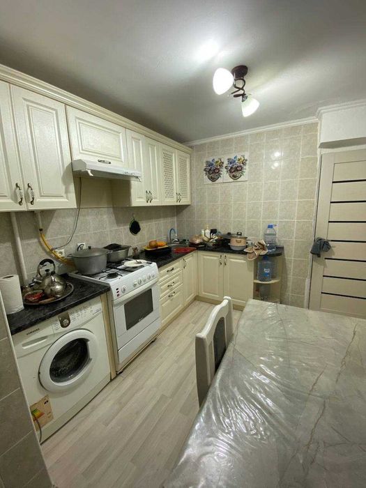 продам 4 комнатную на 8мкр