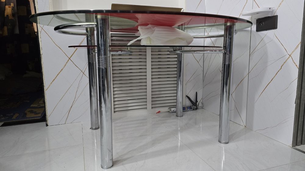 Стеклянный кухонный стол