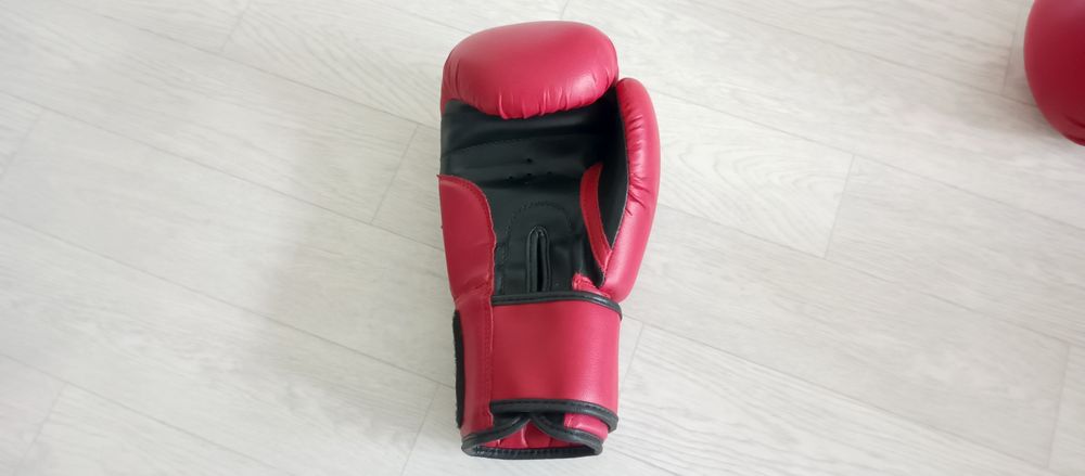 Продам боксерские перчатки с шлемом