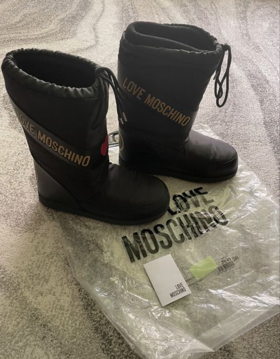 Moon Boots Love Moschino
