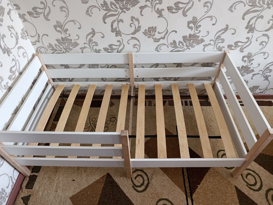 Продам детскую кровать с матрасом