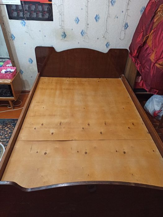 Кровать двухместная из добротного дерева