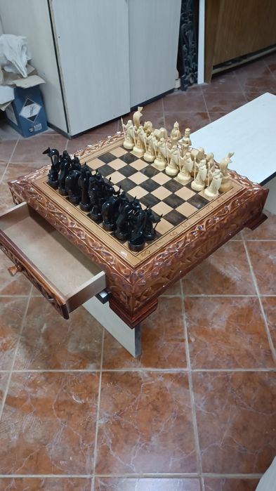 Шахматный ларец с фигурами.