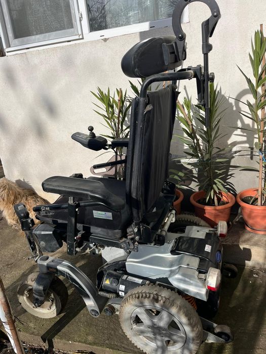 Vând scaun cu rotile