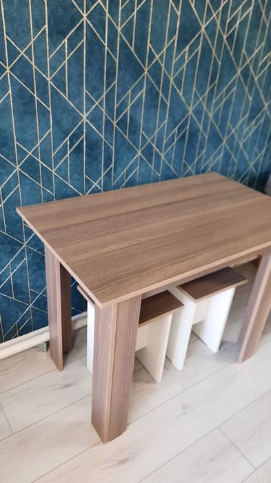 Продам стол с табуретками