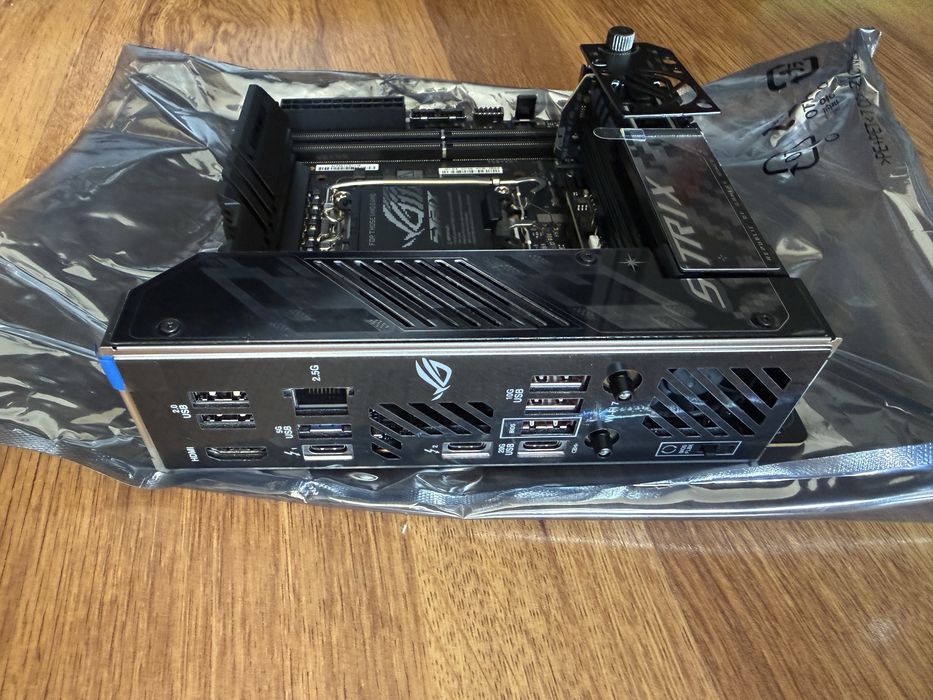 Дънна платка + захранване Mini Itx/ Z890 Rog Strix + Loki 1000W Sfx