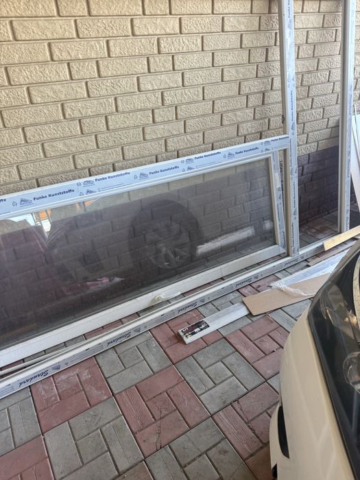 Пластиковое дверь и окно