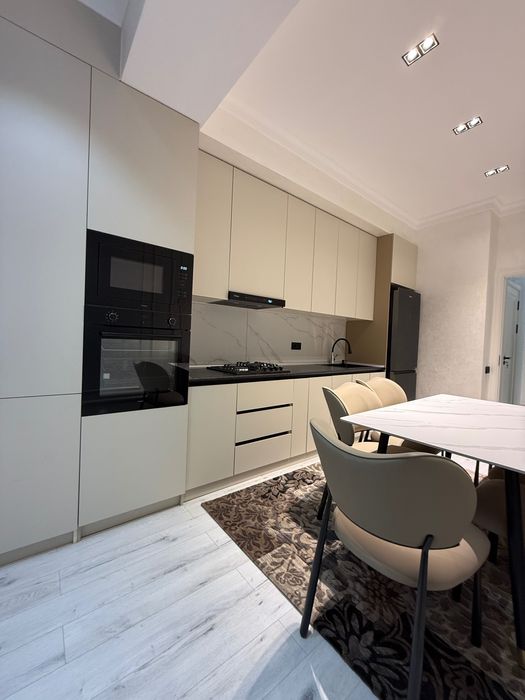 Dehqon bozor oldida 3 xona 80 kv 105 000$