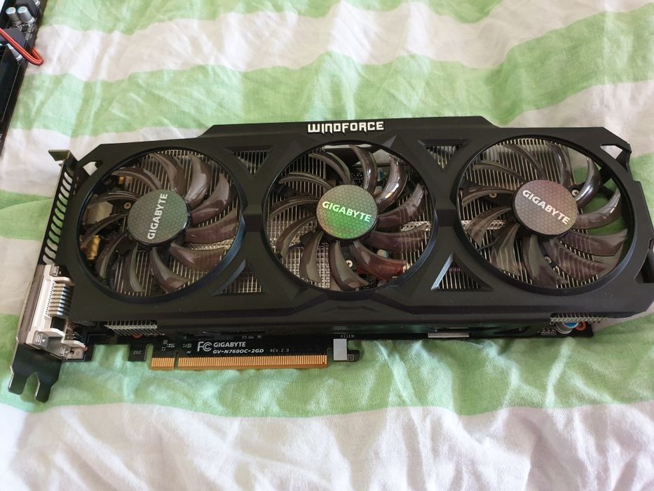 Placa de baza asrock extreme 3 ,placă video gtx 760 2gb oc ,procesor AMD fx 6300 3.5 6 core,16 GB ram ddr 3 Hyperx 1600 frecventa
