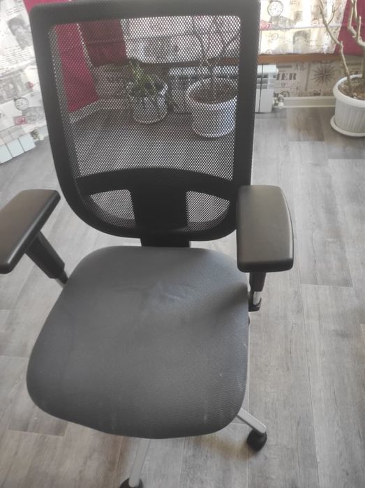 Стулья офисные.