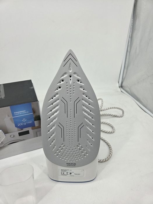 Парна ютия Taurus Bali 3200 Ceramic. Мощност: 3200 WМатериал на плочат