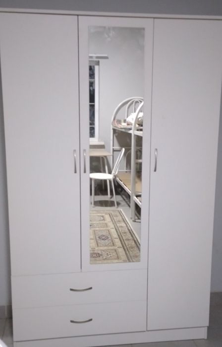 Шкаф с зеркалом продам