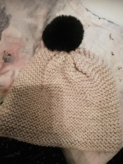 Топли шапки от висококачествени материи. И плетени от вълна, мохер.