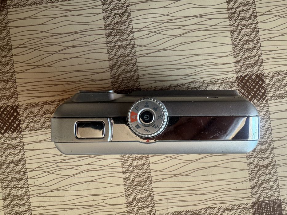 Camera foto digitala si camera pe film