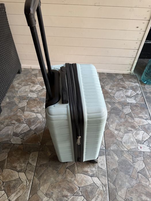 Troler /valiza bagaj in avion  de mana