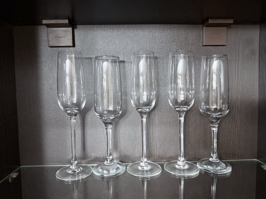 Посуда: бокалы, стаканы и рюмки