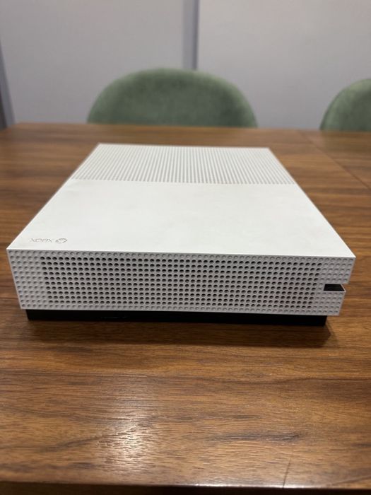 Xbox One S почти без пробега