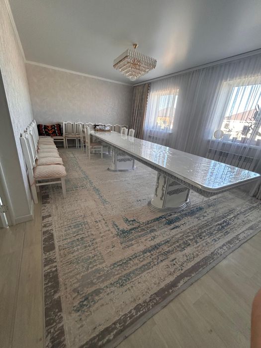 Стол және отырғыштарымен қонақтық