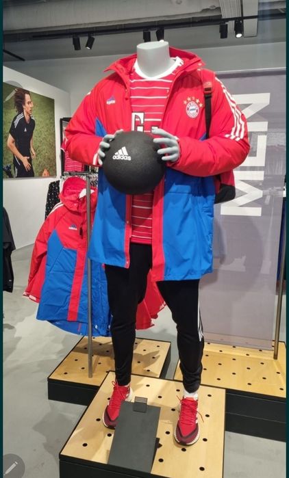 Geaca adidas Fc Bayern editie speciala originala Germania noua S , XS