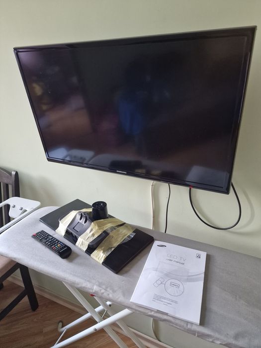Телевизорът SAMSUNG със стойка 32 инча