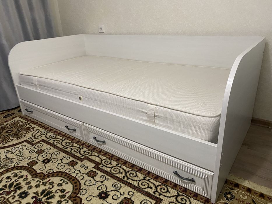 Продам кровать с шкафчиками снизу
