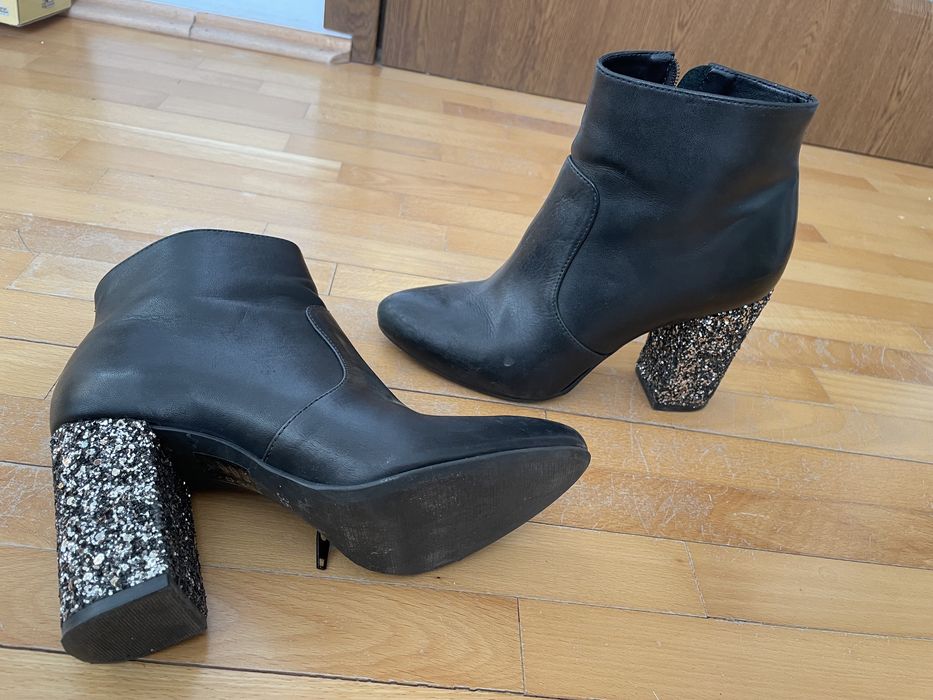 Botine cu toc placat cu paiete, in stare buna
