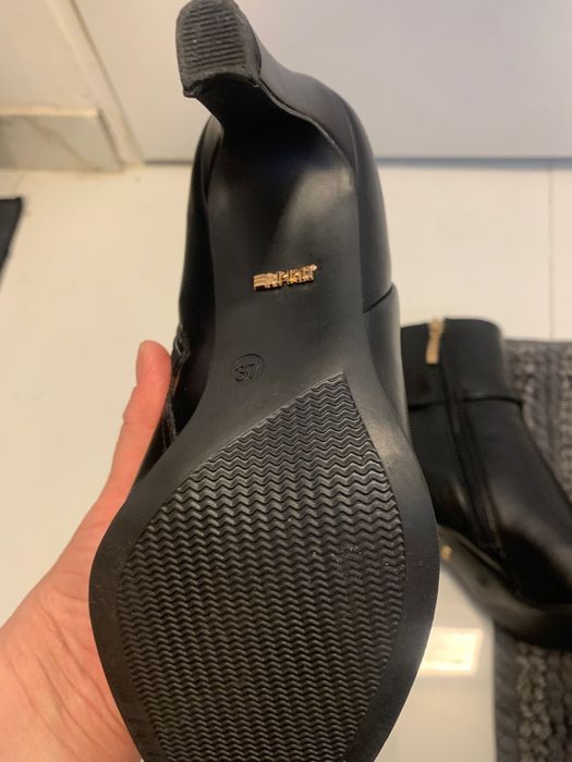Pantofi cu toc vand urgent!!