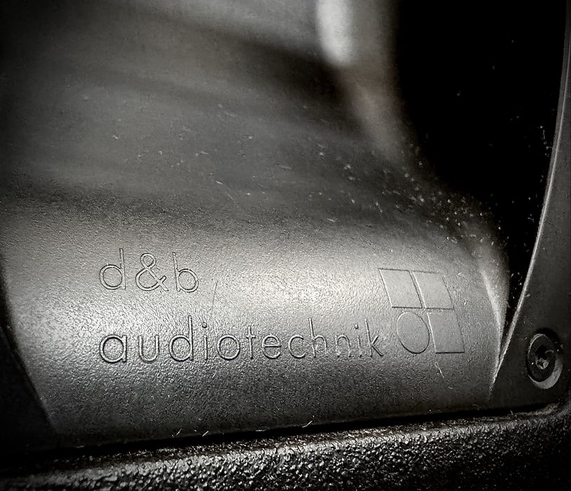 d&b audiotechnik Y-sub   vand / schimb V-GSUB