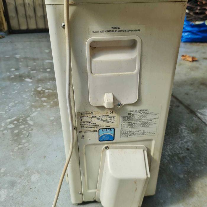 Vand aparat de aer conditionat Ariston 12000 btu in stare perfecta de functionare.