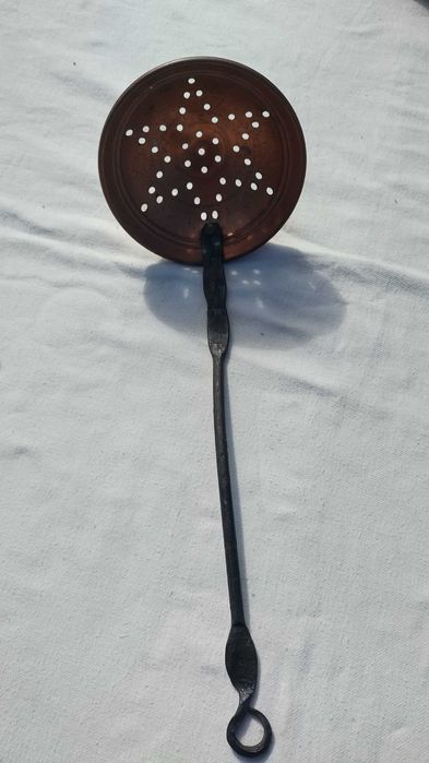 Меден решетъчен черпак и менче