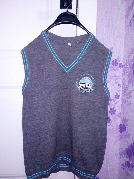 Продам школьные жилетки