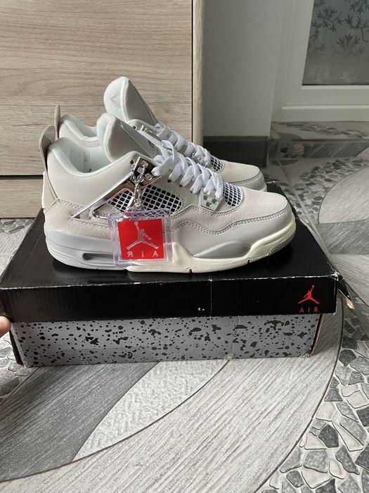 Jordan 4 frozen Moments